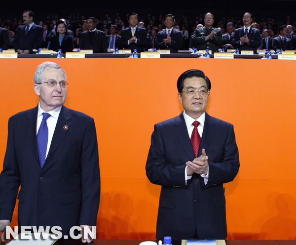 Le président chinois Hu Jintao (à droite) et Jean-Pierre Lafon, président du Bureau international des expositions, lors de la cérémonie d'ouverture de l'Exposition universelle, le 30 avril 2010 à Shanghai (est).