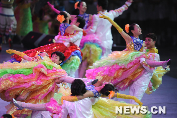 Le spectacle de la cérémonie d'ouverture de l'Exposition universelle 2010 de Shanghai a commencé avec des chants et des danses.