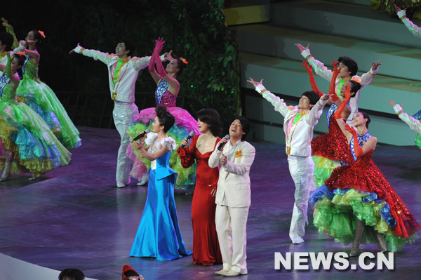 Le spectacle de la cérémonie d'ouverture de l'Exposition universelle 2010 de Shanghai a commencé avec des chants et des danses.
