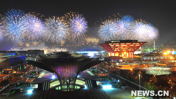 Un grand spectacle de lumières et de feux d'artifice a eu lieu vendredi soir pour la cérémonie d'ouverture de l'Exposition universelle 2010 de Shanghai.