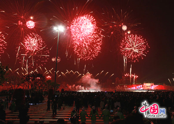 Un grand spectacle de lumières et de feux d'artifice a eu lieu vendredi soir pour la cérémonie d'ouverture de l'Exposition universelle 2010 de Shanghai.