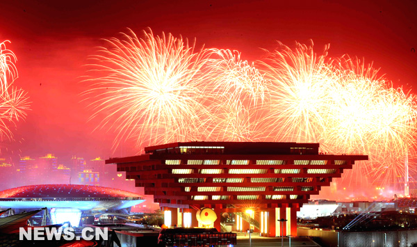 Le monde a salué l'ouverture de l'Exposition universelle de Shanghai 2010 vendredi soir, un commencement caractérisé par des performances artistiques éblouissantes, des jeux de lumières laser et des feux d'artifice. Le monde a salué l'ouverture de l'Exposition universelle de Shanghai 2010 vendredi soir, un commencement caractérisé par des performances artistiques éblouissantes, des jeux de lumières laser et des feux d'artifice.