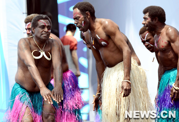 Des artistes donnent un spectacle de danse traditionnelle de Vanuatu sur la place de l'Oc&eacute;anie, au Parc de l'Exposition universelle &agrave; Shanghai, le 1er mai 2010. 