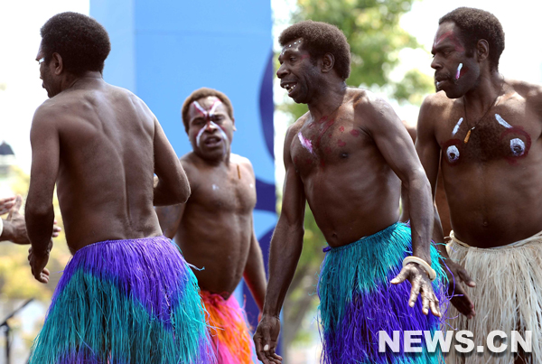 Des artistes donnent un spectacle de danse traditionnelle de Vanuatu sur la place de l'Oc&eacute;anie, au Parc de l'Exposition universelle &agrave; Shanghai, le 1er mai 2010. 