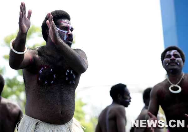 Des artistes donnent un spectacle de danse traditionnelle de Vanuatu sur la place de l'Oc&eacute;anie, au Parc de l'Exposition universelle &agrave; Shanghai, le 1er mai 2010. 