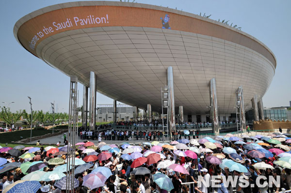 Depuis le 1er mai jour de l'ouverture de l'exposition universelle de Shanghai 2010 , jusqu'au 20h le 3 mai 2010 , 563 000 de touristes ont visit&eacute; le parc de l'expo. Les trois premiers jours de mai &eacute;taient consid&eacute;r&eacute;s comme journ&eacute;es sp&eacute;ciales. Hong hao, le directeur g&eacute;n&eacute;ral du Bureau de Coordination de l'Exposition universelle de Shanghai, a d&eacute;clar&eacute; que l'exposition universelle de Shanghai est d&eacute;sormais pr&ecirc;te pour les jours normaux. 