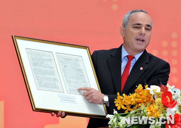 Deux pages du manuscrit original d'Albert Einstein sur la théorie de la relativité générale ont été exposées jeudi après-midi dans le pavillon d'Israël à l'Exposition universelle de Shanghai.