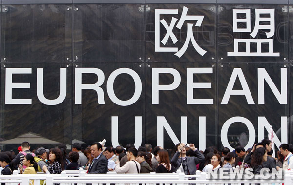 Des visiteurs font la queue à l'extérieur du pavillon de l'Europe, au Parc de l'Exposition universelle à Shanghai, le 9 mai.