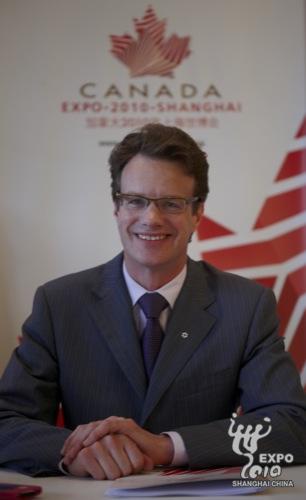 Mark Roswell, commissaire g&eacute;n&eacute;ral du Canada, assiste &agrave; la conf&eacute;rence de presse.