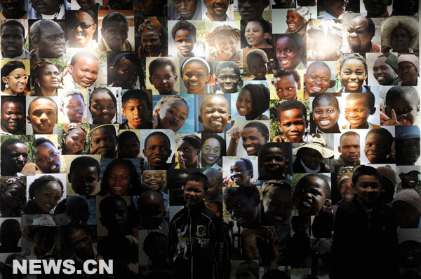  Panneau de visages souriants à l'intérieur du pavillon collectif de l'Afrique au Parc de l'Exposition universelle de Shanghai, le 9 mai