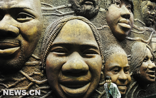 Mur de sculptures de visages souriants à l'intérieur du pavillon collectif de l'Afrique au Parc de l'Exposition universelle de Shanghai, le 9 mai