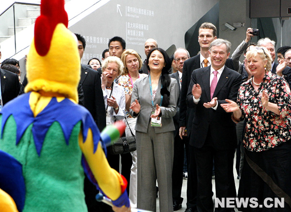 Le président de la République fédérale d'Allemagne, Horst Köhler (deuxième à droite), devant le cas de Breme dans le pavillon des meilleures pratiques urbaines à l'Exposition universelle 2010 à Shanghai (est), le 20 mai 2010.