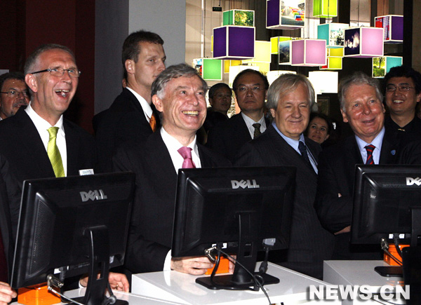 Le président de la République fédérale d'Allemagne, Horst Köhler (deuxième à droite), devant le cas de Breme dans le pavillon des meilleures pratiques urbaines à l'Exposition universelle 2010 à Shanghai (est), le 20 mai 2010.