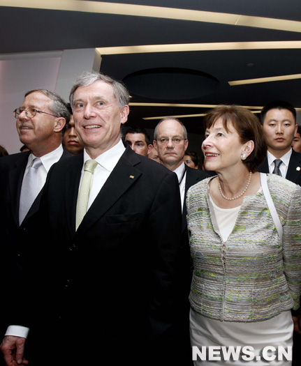 Le président de l'Allemagne Horst Köhler (au centre) et sa femme visitent le pavillon de l'Allemagne au Parc de l'Exposition universelle de Shanghai, le 19 mai 2010, journée du pavillon de l'Allemagne.