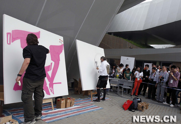 Des artistes allemands peignent au pavillon de l'Allemagne au Parc de l'Exposition universelle de Shanghai, le 19 mai 2010, journée du pavillon de l'Allemagne. 