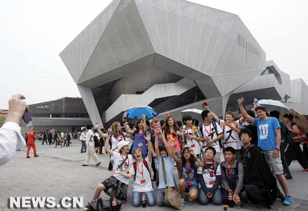 Des élèves d'une école sino-allemande posent devant le pavillon de l'Allemagne au Parc de l'Exposition universelle de Shanghai, le 19 mai 2010, journée du pavillon de l'Allemagne.