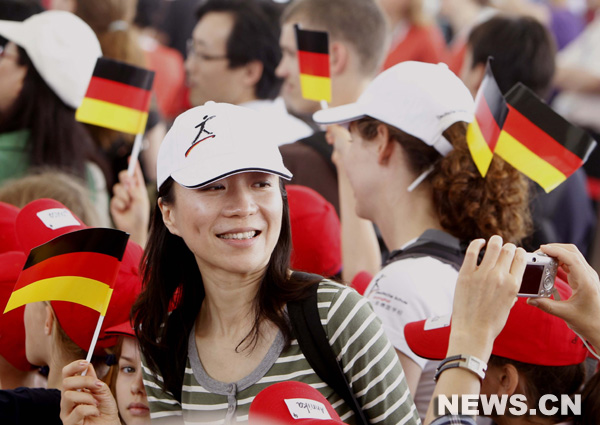  Une dame pose pour une photo lors d'une cérémonie marquant la journée du pavillon de l'Allemagne, le 19 mai au Parc de l'Exposition universelle de Shanghai.