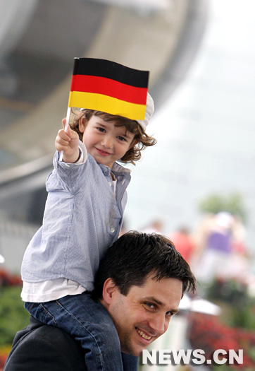 Un garçon agite le drapeau national de l'Allemagne lors d'une cérémonie marquant la journée du pavillon de l'Allemagne, le 19 mai au Parc de l'Exposition universelle de Shanghai. 