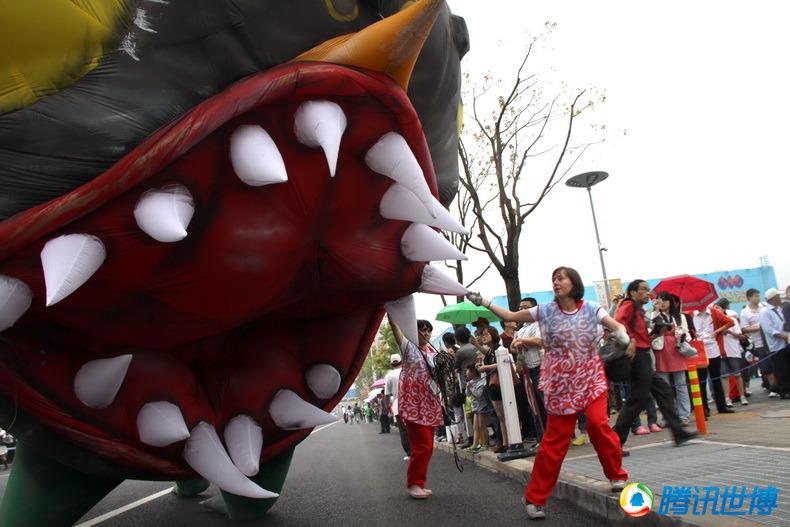 La parade des dragons, l'un des temps forts de la journ&eacute;e nationale de la Pologne, a eu liue le 22 mai au site de l'Expo. Six &eacute;normes ballons color&eacute;s ont surplomb&eacute; la parade au niveau de l'avenue Bocheng.