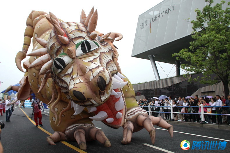 La parade des dragons, l'un des temps forts de la journ&eacute;e nationale de la Pologne, a eu liue le 22 mai au site de l'Expo. Six &eacute;normes ballons color&eacute;s ont surplomb&eacute; la parade au niveau de l'avenue Bocheng.