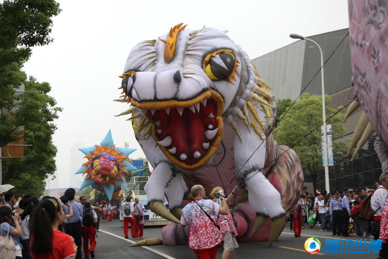 La parade des dragons, l'un des temps forts de la journ&eacute;e nationale de la Pologne, a eu liue le 22 mai au site de l'Expo. Six &eacute;normes ballons color&eacute;s ont surplomb&eacute; la parade au niveau de l'avenue Bocheng.