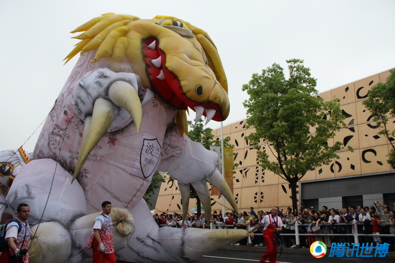 La parade des dragons, l'un des temps forts de la journ&eacute;e nationale de la Pologne, a eu liue le 22 mai au site de l'Expo. Six &eacute;normes ballons color&eacute;s ont surplomb&eacute; la parade au niveau de l'avenue Bocheng.