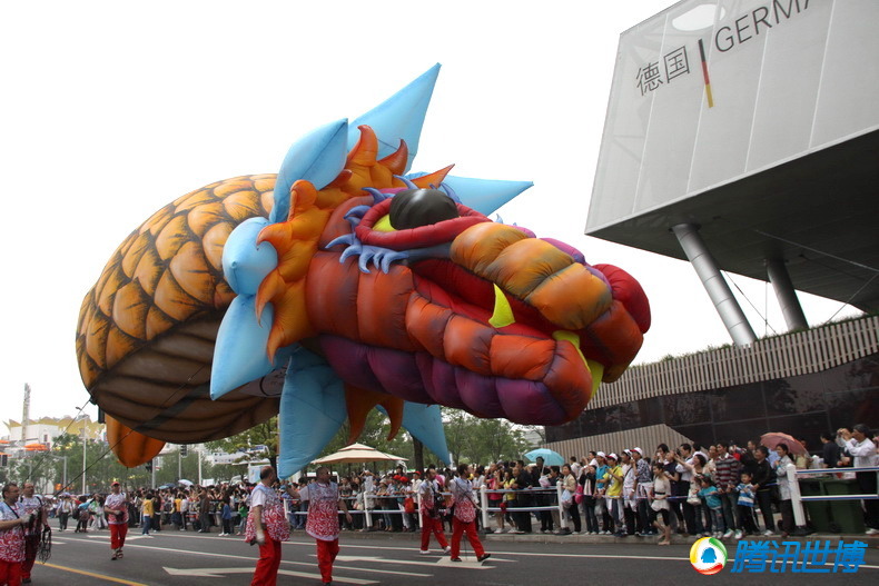 La parade des dragons, l'un des temps forts de la journ&eacute;e nationale de la Pologne, a eu liue le 22 mai au site de l'Expo. Six &eacute;normes ballons color&eacute;s ont surplomb&eacute; la parade au niveau de l'avenue Bocheng.