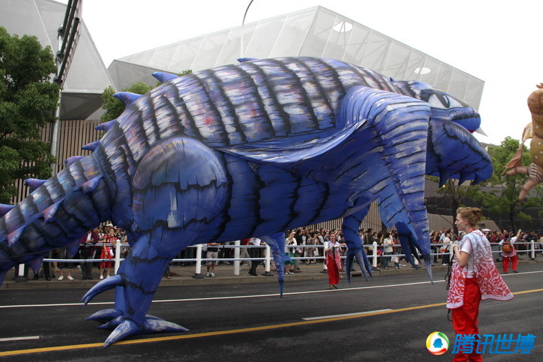La parade des dragons, l'un des temps forts de la journ&eacute;e nationale de la Pologne, a eu liue le 22 mai au site de l'Expo. Six &eacute;normes ballons color&eacute;s ont surplomb&eacute; la parade au niveau de l'avenue Bocheng.