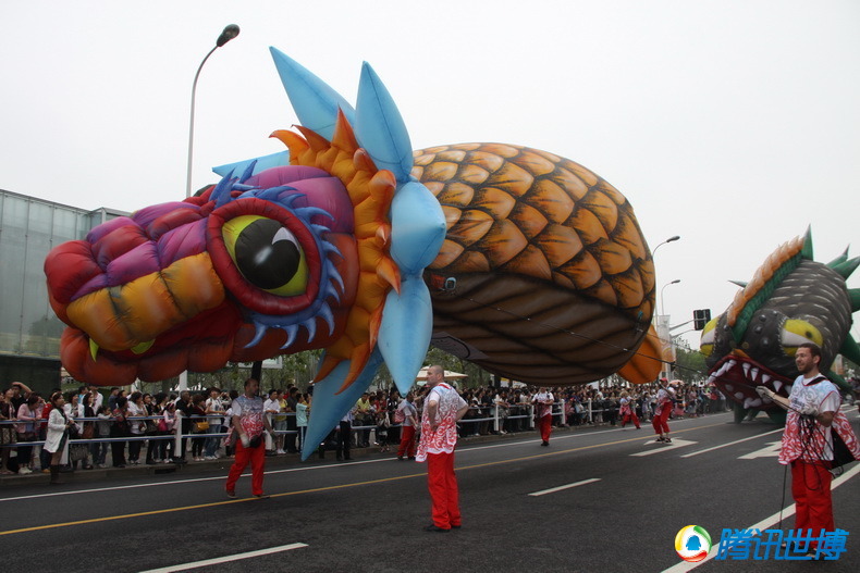 La parade des dragons, l'un des temps forts de la journ&eacute;e nationale de la Pologne, a eu liue le 22 mai au site de l'Expo. Six &eacute;normes ballons color&eacute;s ont surplomb&eacute; la parade au niveau de l'avenue Bocheng.