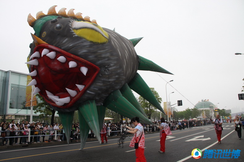 La parade des dragons, l'un des temps forts de la journ&eacute;e nationale de la Pologne, a eu liue le 22 mai au site de l'Expo. Six &eacute;normes ballons color&eacute;s ont surplomb&eacute; la parade au niveau de l'avenue Bocheng.