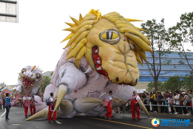 La parade des dragons, l'un des temps forts de la journ&eacute;e nationale de la Pologne, a eu liue le 22 mai au site de l'Expo. Six &eacute;normes ballons color&eacute;s ont surplomb&eacute; la parade au niveau de l'avenue Bocheng.