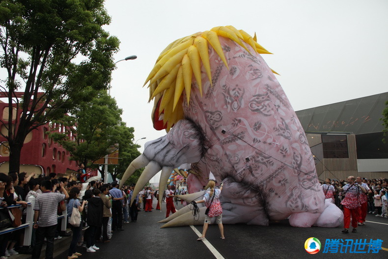 La parade des dragons, l'un des temps forts de la journ&eacute;e nationale de la Pologne, a eu liue le 22 mai au site de l'Expo. Six &eacute;normes ballons color&eacute;s ont surplomb&eacute; la parade au niveau de l'avenue Bocheng.