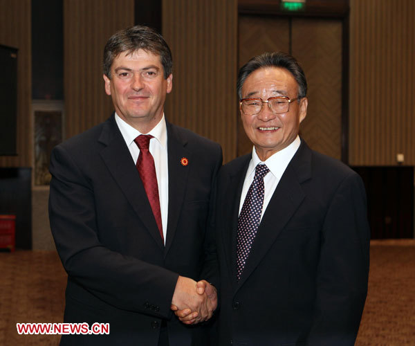 Le pr&eacute;sident du Comit&eacute; permanent de l'Assembl&eacute;e populaire nationale (APN, parlement chinois), Wu Bangguo, a rencontr&eacute; vendredi le pr&eacute;sident albanais, Bamir Topi, venu &agrave; l'Exposition universelle de Shanghai pour les c&eacute;l&eacute;brations marquant la Journ&eacute;e du Pavillon national de Chine.