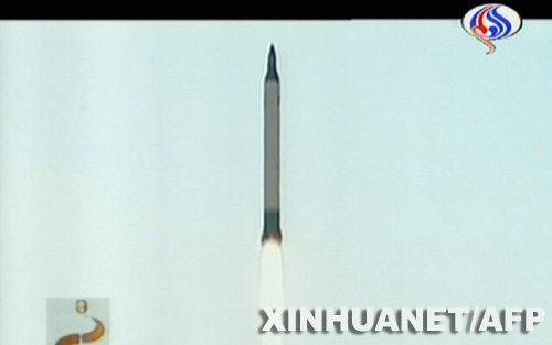 Le pr&eacute;sident iranien Mahmoud  Ahmadinejad a affirm&eacute; mercredi que son pays avait lanc&eacute; avec  succ&egrave;s un missile perfectionn&eacute; sol-sol dont le rayon d'action est  d'environ 2.000 kilom&egrave;tres, a rapport&eacute; l'agence de presse  officielle IRNA.  