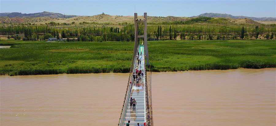 Chine : pont en verre sur le fleuve Jaune dans le nord-ouest