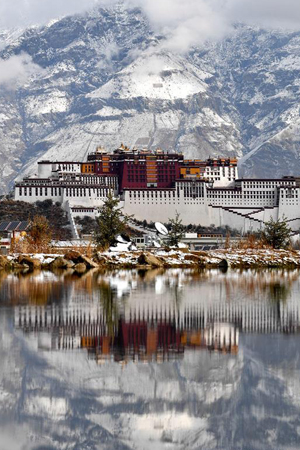 Chine : paysage enneig&eacute; du palais du Potala &agrave; Lhassa