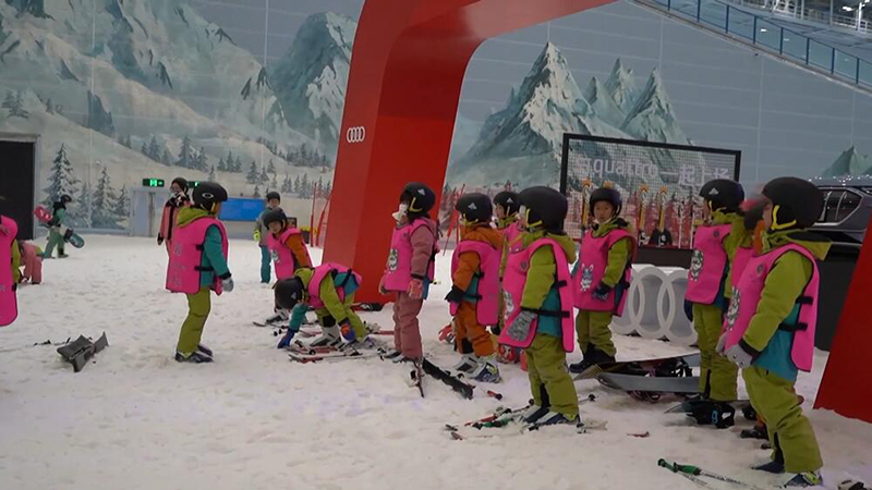 Chine : les sports d'hiver en plein boom pour les enfants dans le sud-ouest du pays