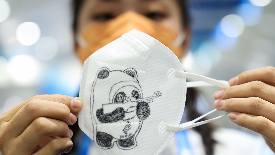 (BEIJING 2022) Des masques à l'effigie de Bing Dwen Dwen peints à la main par une volontaire pour les journalistes étrangers