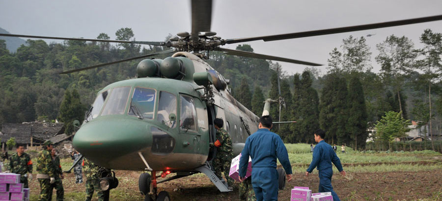 (Séisme de Lushan) Parachutage de matériel pour les survivants