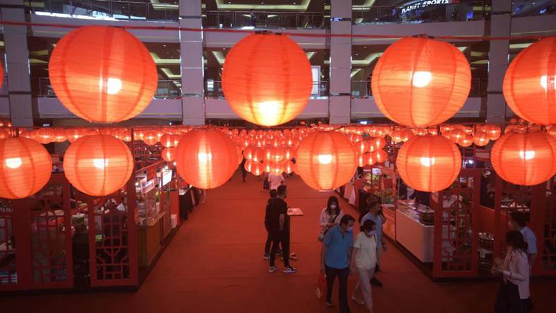 Indonésie: lanternes rouges installées pour le Nouvel An lunaire chinois à Jakarta