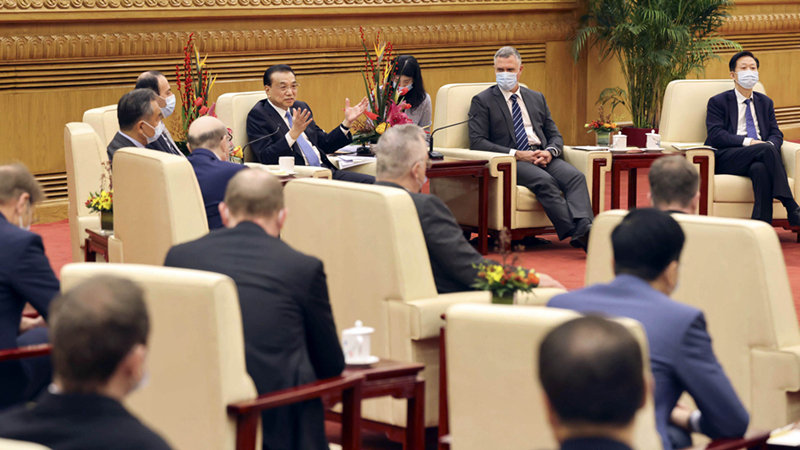Le Premier ministre chinois organise un symposium avec les représentants des experts étrangers en Chine