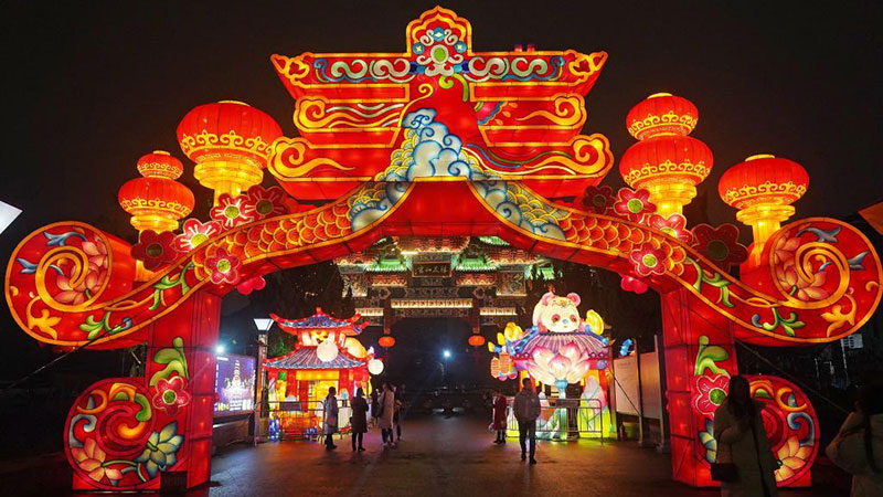 Chine: installations lumineuses pour célébrer la Fête des lanternes au Jiangxi