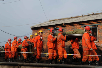 Chine : 22 mineurs sauv&eacute;s d'une mine inond&eacute;e