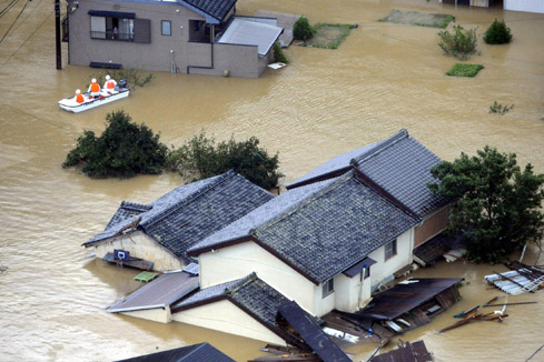 Japon: un puissant typhon fait 15 morts et 43 port&eacute;s disparus