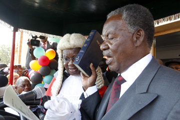 Michael Sata pr&ecirc;te serment comme nouveau pr&eacute;sident zambien