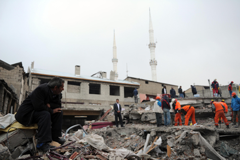 Turquie: le bilan du s&eacute;isme de dimanche s'alourdit &agrave; 432 morts