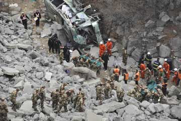 Un bus touristique plonge dans un ravin dans le nord de la Chine, quinze morts confirm&eacute;s