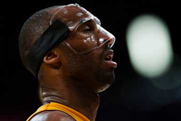 Kobe Bryant arbore un masque de protection lors du match face &agrave; Sacramento