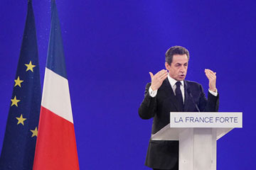 Pr&eacute;sidentielles : Sarkozy en t&ecirc;te dans les sondages pour la premi&egrave;re fois