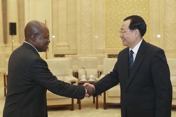 Un haut responsable du PCC rencontre une délégation gabonaise
